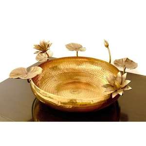 Bol de service en laiton artisanal intemporel pour mélanger les traditions culturelles avec des solutions de restauration modernes et des accents de décoration - Product Image 4