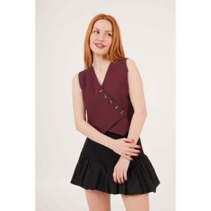 Chaleco de corte triangular con botones y cuello en V para mujer Lustrin - Elegante top sin mangas en mezcla de viscosa y poliéster color borgoña - Product Image 3