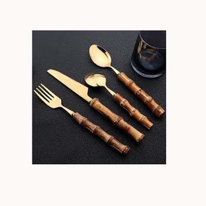 Ensemble de couverts en acier inoxydable doré poli avec poignée en bois de bambou unique - Product Image 1