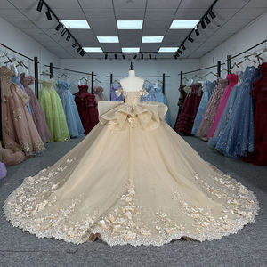 Vestido de Gala de Quinceañera Exclusivo 6943 Sweetheart Empire, color champán, con estampado floral, antiestático y cola capilla 100% - Product Image 4