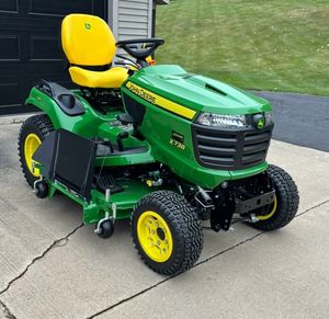 Tondeuse autoportée John Deere S100, design compact, faible consommation de carburant, idéale pour la tonte de l'herbe et les travaux de jardinage. - Product Image 3