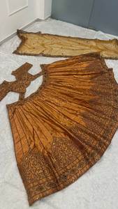 Achetez maintenant : Ensemble Lehenga Choli de créateur en tissu de soie pure avec broderie au fil, spécial Haldi pour mariée, avec Dupatta, Cancan et attache en toile - Product Image 2