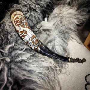 Stein raffiné fabriqué à la main pour les amateurs de bière et d'hydromel Décoration de corne à boire polie - Product Image 3