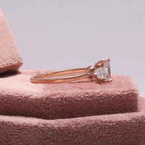 Bague de fiançailles en diamant à trois pierres de coupe ovale certifiée IGI, diamants latéraux taillés en poire, or jaune 14 carats, cadeau d'anniversaire - Product Image 4