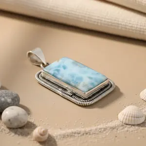 Pendentif en argent 925 plaqué rhodium fait main avec charme en larimar pour femmes, fabriqué en Inde - Product Image 1