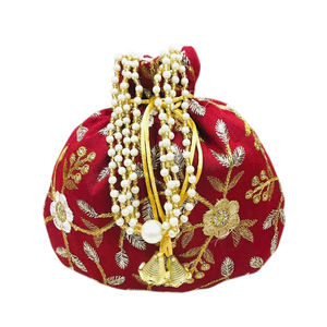 Embrayage Potli brodé à la main indien Craftstages International Multi Color pour les faveurs de mariage Return Gifts Memorable - Product Image 1