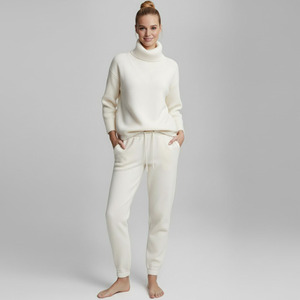Ensemble pull et jogging tricoté personnalisé pour femme – Écologique, respirant, avec logo frontal - Product Image 5