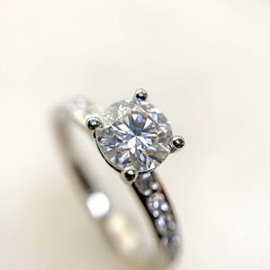 Bague de fiançailles en moissanite ronde de 6.5mm | Solitaire avec bande pavée | OEM de bijoux fins de mariage en argent doré - Product Image 1