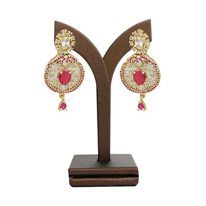 El proveedor de exportación de confianza ofrece elegantes pendientes de latón chapados en oro de imitación antigua AD joyería de moda de lujo para fiestas de moda - Product Image 1