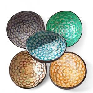 ชามมะพร้าวฝังมุกทำมือจากเปลือกหอยธรรมชาติ สำหรับเสิร์ฟอาหารและตกแต่งโต๊ะภายใน จากประเทศเวียดนาม - Product Image 1