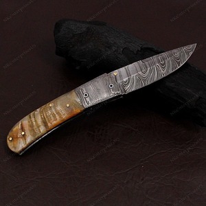 Couteau pliant en acier damas élégant fait à la main Qualité Poignée en corne personnalisée Couteaux de camping de poche pour la coupe. - Product Image 5