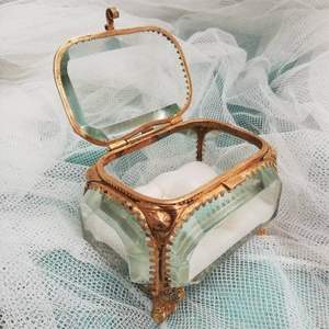 Boîte à bijoux en laiton et en verre, boîte cadeau en verre exquise dans une couleur or resplendissante - Product Image 4