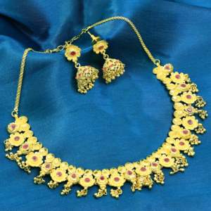 Venta al por mayor de collares de oro de 14K 18K 24K, conjunto de joyas de diseño floral tradicional, collares de moda chapados en oro de latón. - Product Image 1