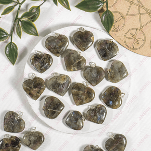 Pendentif Cœur en Labradorite Éblouissant – Cristaux de Guérison Premium pour la Méditation, le Quotidien et les Fêtes – Prix de Gros - Product Image 1