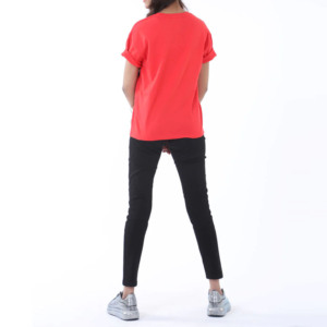 เสื้อยืดผู้หญิงทรงเข้ารูป ระบายอากาศได้ดี เป็นมิตรกับสิ่งแวดล้อม ผลิตจากผ้าฝ้าย 100% พิมพ์ลายกราฟิกสำหรับฤดูร้อน แห้งเร็ว สไตล์สตรีทแวร์ รับผลิตตามแบบ - Product Image 5