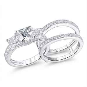 Anillo de Compromiso de Moissanita con Corte Princesa de Tres Piedras, Media Eternidad, Dos Anillos de Boda, Plata 925, Conjunto Nupcial Moderno, Regalo de Aniversario - Product Image 1