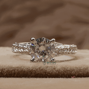 Bague de fiançailles solitaire en diamant taillé rond pour femme - Product Image 1