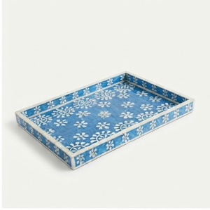 Plateau décoratif rectangulaire effet céramique rustique avec incrustation d'os motif floral bleu, design écologique pour mariage - Product Image 1