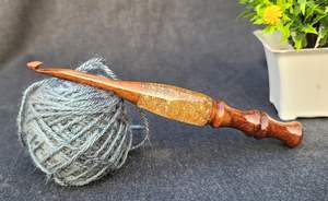 Gancho de ganchillo de madera ergonómico hecho a mano brillante para tejer la mejor idea de regalo - Product Image 4