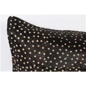 Taie d'oreiller moderne en cuir avec surpiqûres et motif à pois géométriques - Product Image 2
