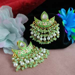 Boucles d'oreilles traditionnelles en perles Meenakari femmes bijoux en émail ethnique oeuvre complexe parfaite pour les mariages, les festivals et les vêtements de fête - Product Image 2