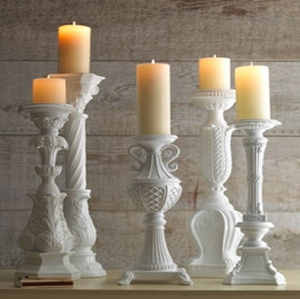 Colección de candelabros de pilar de madera blancos adornados en una variedad de diseños intrincados, disponibles a precios al por mayor. - Product Image 1