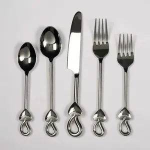 Ensemble de couverts en acier inoxydable de qualité supérieure Poignée design faite à la main Idéal pour la table et les occasions spéciales Fournitures de cuisine - Product Image 3