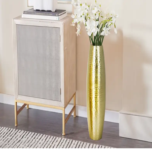 Urne en métal dorée peinte à la main avec un fini brillant pour une décoration de luxe. Disponible à prix de gros. - Product Image 3