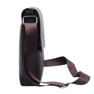 Fermeture éclair sécurisée et disposition de pochettes multiples pour une organisation facile Sac bandoulière - Product Image 6