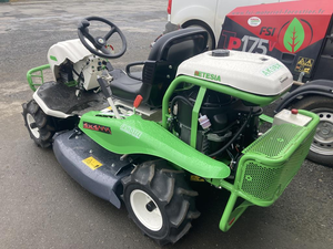 เครื่องตัดหญ้าแบบนั่งขับ ETESIA AK 98 X รุ่นสำหรับมืออาชีพ ระดับพาณิชย์ ขับเคลื่อน 4 ล้อ สำหรับตัดหญ้าและพื้นที่ขรุขระ - Product Image 3