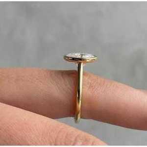 Anillo de Compromiso con Diamante de Laboratorio Certificado por IGI de 2.50 ct, Color D-E-F, Claridad VVSVS, Forma Ovalada, Disponible en Oro o Platino - Product Image 3