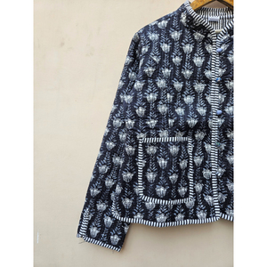 เสื้อแจ็คเก็ตฤดูหนาวแบบกลับด้านได้ ผลิตด้วยมือจากอินเดีย เป็นมิตรกับสิ่งแวดล้อม สำหรับผู้หญิง ผ้าฝ้ายเนื้อนุ่ม ลายดอกไม้ ปิดด้วยกระดุม พิมพ์ลายด้วยมือ สวมใส่สบาย - Product Image 2