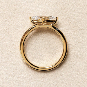 แหวนหมั้นทรงมาร์ควิสสามเม็ด ดีไซน์หรูหรา ประดับเพชรเลี้ยงในห้องปฏิบัติการ คุณภาพ VVS พร้อมใบรับรอง IGI เครื่องประดับชั้นดี สีขาวโรส - Product Image 4