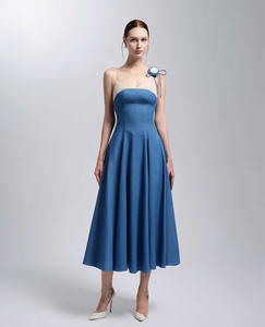 Vestido Vintage Estilo A, Vestido Midi Azul Denim, Escote Corazón con Encaje Crema, Detalle de Lazo en el Hombro, Hecho en Vietnam - Product Image 1