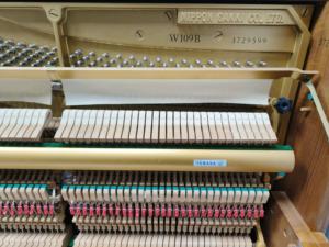 Piano droit Yamaha W109B, bois brun du Japon, piano acoustique d'occasion, design classique élégant, excellente jouabilité, son riche et chaud - Product Image 4