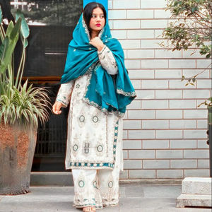 Collection de salwar kameez en georgette et velours de qualité supérieure avec broderie lourde en zari - Product Image 1