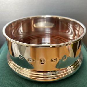 Posavasos contemporáneo de metal para botellas de vino para interiores minimalistas que añade un brillo suave mientras protege las superficies delicadas de los muebles. - Product Image 1