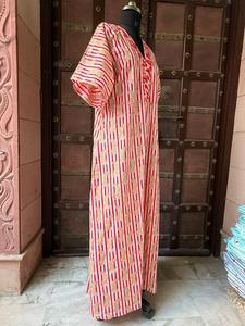 เดรสยาวแม็กซี่ผ้าฝ้ายแท้ 100% เป็นมิตรกับสิ่งแวดล้อม ทำมือ ดีไซน์เนอร์สำหรับผู้หญิง สไตล์โบฮีเมียน คาฟทัน แฟชั่นฤดูร้อน 2025 ลายสัตว์น่ารัก สีชมพู สำหรับงานปาร์ตี้ - Product Image 5