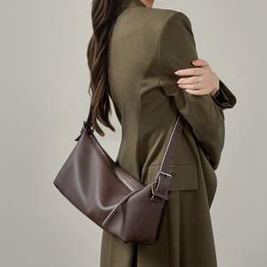 La bandoulière latérale en cuir GoLight - Product Image 3