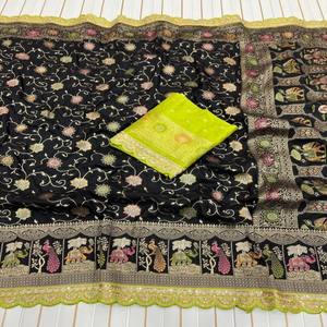 Sari en soie Dola VASTRA COTTAGE, tissage Meenakari Zari, pallu brodé, bordure en cordon avec travail de séquence, avec blouse contrastée - Product Image 2