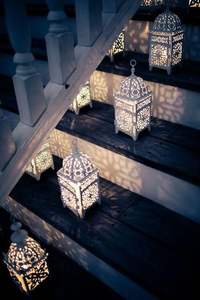 Linterna de metal decorativa con acabado antiguo diseñada para lujosas recepciones de bodas, eventos culturales y reuniones familiares - Product Image 6