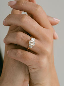 Bague élégante 3.35 TC allongée en moissanite coupe émeraude avec trois pierres et accents de baguette bague de cadeau de mariage de réglage de barre classique - Product Image 6