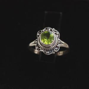 Anillo de Peridoto Chapado en Rodio Hecho a Mano, Plata de Ley 925, Gema Redonda, Piedra de Nacimiento de Febrero, Joyería de Lujo, Regalo para Mujer - Product Image 4