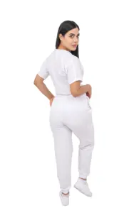 Esfoliante Cirúrgico - Conjunto de esfoliante anti-fluido feminino branco com calças de jogging e gola redonda de manga curta (personalizado)