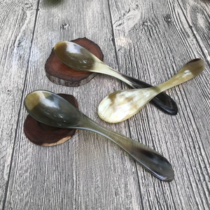 Cuchara de Cuerno de Búfalo Natural Hecha a Mano y Pulida, Perfecta para Servir Especias, Condimentos o como Decoración de Mesa, Alta Calidad - Product Image 1