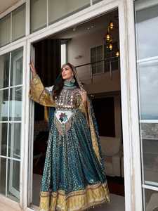 Robe de bal afghane sur mesure, faite main, broderie perlée, dernier design, style Kuchi tribal vintage, en satin, lin et sequins naturels - Product Image 4