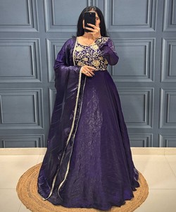 Salwar Kameez en soie brodée avec des sequins de la marque DESIGNER FENDY, avec dupatta, tenue de fête, prix de gros, vêtement ethnique, violet - Product Image 1