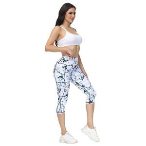 Leggings Capri de cintura alta tropicales personalizados para mujer Pantalones de Yoga de secado rápido con bolsillos para control de barriga y cierre de cintura elástica - Product Image 5