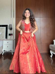 Presentamos el diseño de moda, elegante y atractivo Lehenga Choli especial para eventos de gala, ligero, radiante y cómodo. - Product Image 5