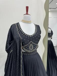 Ropa DDM Semicosida para mujer Satén malayo Seda Lehenga Choli Bordado Trabajo con Dupatta Exportado de India - Product Image 6